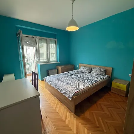 Spacious With Free Parking Апартаменты