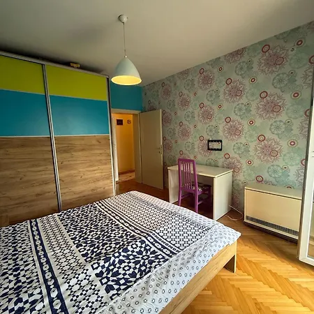 Spacious With Free Parking Апартаменты *