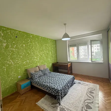 Spacious With Free Parking Апартаменты *