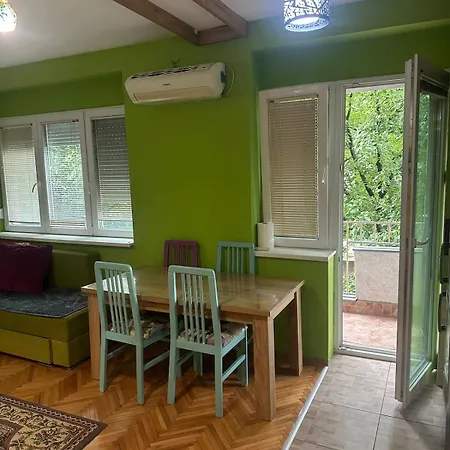 Spacious With Free Parking Апартаменты *