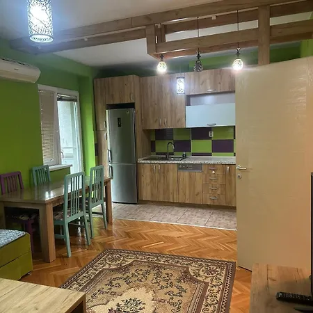 Spacious With Free Parking Апартаменты
